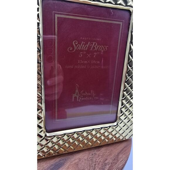 VINTAGE Solid Brass Standing Picture Photo Frame 5"x 7" Quilted Texture Korea - Picture 2 of 9